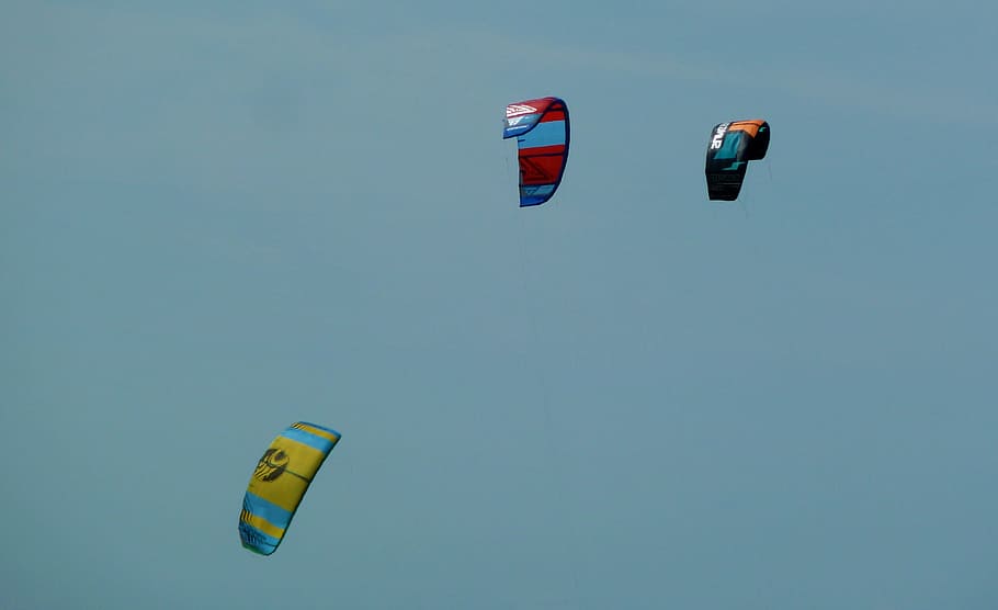 volar, lliscar, cometa, kiting, surf de kite, mar, platja, la platja a kiten, navega, surfista, aigua, vent, aventura, blau, volant, a l'aire, Esports extrems, esport, naturalesa, paracaigudes, cel, llibertat, dia, transport, multicolor, cap gent, cel clar, còpia espai, vista d’angle baix, joia, 2K