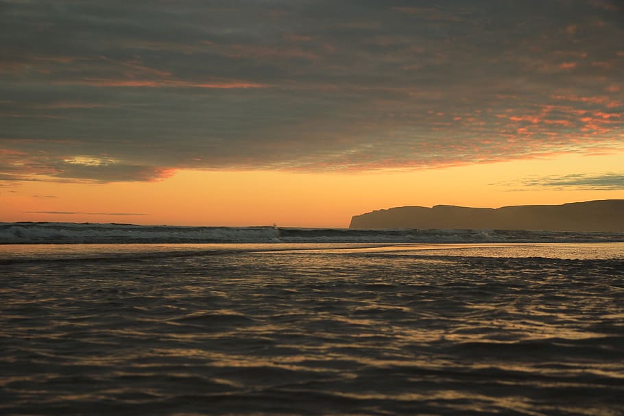berolige, legeme, vand, bjerg, gylden, time, solnedgang, horizon foto, over horisonten, Foto, skumring, klint, hav, natur, strand, himmel, sky - himmel, scenics, sommer, landskab, skønhed i naturen, ingen mennesker, udendørs, cloudscape, kystlinje, sollys, rolig scene, horisont over vand, sol, farvebillede, marinemaleri, horisont, ro, scenics - natur, orange farve, idyllisk, jord, havnefronten, ikke-urbane scene, 5K