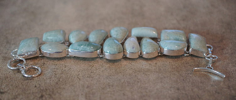 amazonita, pedra, polsera, joia, pedres precioses, natural, cabochon, configuració, bisell, joieria, moda, accessoris, cristall, quars, semipreciós, primer pla, a l'interior, taula, Finances, enfocament selectiu, negocis, cap gent, metall, gran grup d'objectes, salut i medicina, panoràmica, pastilla, natura morta, vista d’angle alt, medicina, macro, riquesa, dosi, color plata, accessori personal, 1080P, CC0, domini públic, lliure de regalies