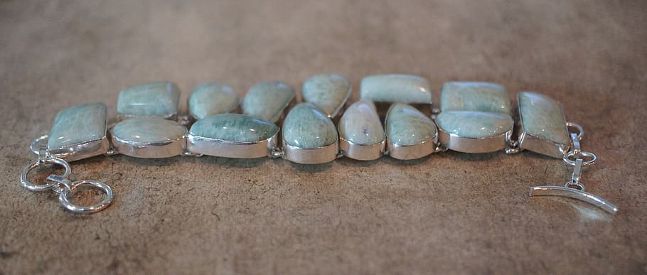 amazonita, pedra, polsera, joia, pedres precioses, natural, cabochon, configuració, bisell, joieria, moda, accessoris, cristall, quars, semipreciós, primer pla, a l'interior, taula, Finances, enfocament selectiu, negocis, cap gent, metall, gran grup d'objectes, salut i medicina, panoràmica, pastilla, natura morta, vista d’angle alt, medicina, macro, riquesa, dosi, color plata, accessori personal, 1080P