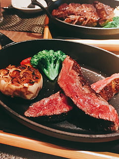 olho de lombo, Mal passado, bife, comida e bebida, Comida, frescura, pronto para comer, dentro de casa, Alimentação saudável, ainda vida, placa, fechar-se, porção, mesa, vegetal, ninguém, bem-estar, frutos do mar, carne, visão de alto ângulo, comida asiática, comida japonesa, tigela, guarnição, enfeite, adorno, louças, jantar, tentação, 2K, CC0, domínio público, royalty free