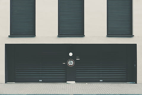 chiuso, nero, tapparella, architettura, costruzione, infrastruttura, parete, struttura costruita, esterno dell'edificio, otturatore, città, nessuno, giorno, luce del sole, all'aperto, strada, forma geometrica, Entrata, comunicazione, finestra, tecnologia, caratteristica della parete, soleggiato, metallo, edificio per uffici esterno, 4K, CC0, dominio pubblico, privo di copyright