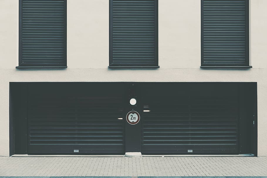 tancat, negre, persiana rodant, arquitectura, edifici, infraestructura, paret, estructura construïda, exterior de l'edifici, obturador, ciutat, cap gent, dia, llum solar, a l'aire lliure, carrer, forma geomètrica, entrada, comunicació, finestra, tecnologia, funció de construcció de parets, assolellat, metall, exterior d’edifici d’oficines, 4K