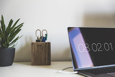 MacBook Air, braun, hölzern, Desktop Organizer, Foto, schwarz, Laptop-Computer, gedreht, eingeschaltet, Computer, Schreibtisch, Laptop, Tabelle, Büro, drinnen, Technologie, Geschäft, keine Leute, modern, Computerbildschirm, Wohnraum, kabellose Technologie, Kommunikation, Verbindung, Internet, Möbel, Pflanze, Wohngebäude, Text, Natur, westliche Schrift, Tasse, Topfpflanze, Schreibtisch Veranstalter, Blumentopf, 5K, CC0, gemeinfrei, lizenzfrei