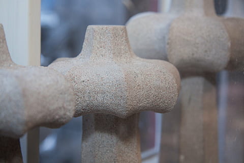 butoane, Manere, terminat, clasament, finalizarea vârfului, a închide, partea corpului uman, zi, metal, să se concentreze asupra primelor elemente, mână, umană, industrie, artă și sculptură, conexiune, selectiv, o persoana, în aer liber, gri, formă, putere, Afaceri, ambarcațiune, grup mare de obiecte, 4K, CC0, domeniu public, fără drepturi de autor