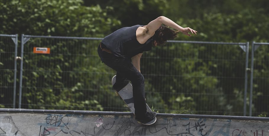 Mann, der Skateboard spielt, Mann, schwarz, Panzer, oben, Hose, spielen, Skateboard, Stelle, draußen, Sport, eine Person, ausüben, gesunder Lebensstil, Menschen, Laufen, Aktion, Athlet, Erwachsene, städtische Szene, Stadt leben, Lebensstile, Springen, kaukasischer Abstammung, in voller Länge, echte Menschen, Tag, Freizeitbeschäftigung, Fokus auf den Vordergrund, Geländer, Bewegung, Natur, Vitalität, Männer, in der Luft, Kleidung, Pflanze, Legere Kleidung, Fertigkeit, Anstrengung, 5K