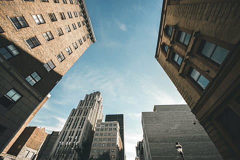 fotografia d'angle baix, edificis, arquitectura, edifici, infraestructura, estructura, establiment, apartament, finestres, condomini, hotel, núvols, cel, urbà, ciutat, nova York, Manhattan - Nova York, exterior de l'edifici, escena urbana, gratacels, estructura construïda, Estat de Nova York, EUA, vista d’angle baix, finestra, exterior d’edifici d’oficines, naturalesa, alta - alta, barri residencial, dia, vida de ciutat, a l'aire lliure, núvol - cel, paisatge, negocis, cap gent, modern, directament a sota, 5K, CC0, domini públic, lliure de regalies