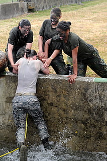 femeie, uniforma armatei de tip b, tras-up, apă, Trei, femei, tip b, armată, uniformă, peste apa, trei femei, obstacol, curs, lucru in echipa, Instruire, exercițiu, militar, concurență, rezistență, fitness, împreună, unitate, muncă, misiune, femele, echipă, în aer liber, bărbați, zi, permanent, oameni, adult, grup de oameni, oameni adevărați, bărbați maturi, haine casual, matur adult, vedere din față, masculi, trei sferturi de lungime, Activitatea de agrement, natură, 1080P, CC0, domeniu public, fără drepturi de autor