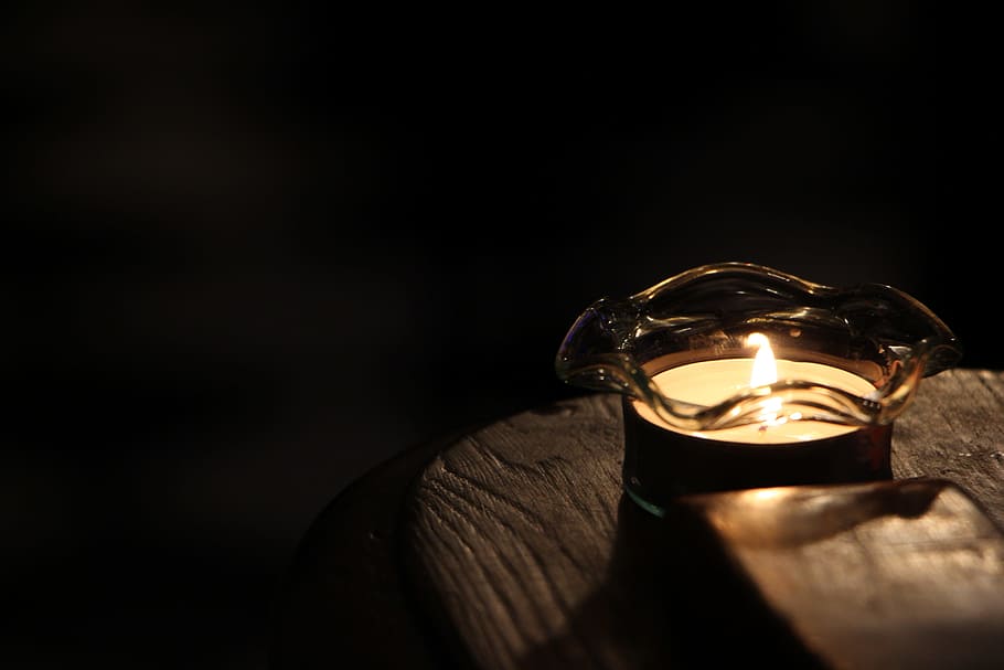 stearinlys, belysning, ild, lys, belysning, sindsro, glas, ceremonien, mørket, At fjerne, glød, aften, Flammen, stearinlys, lysekrone, belyst, belysningsudstyr, sort baggrund, flamme, studio skud, tæt på, brænding, indendørs, mørk, kopiere plads, ingen mennesker, lys - naturligt fænomen, brand - naturligt fænomen, glødende, smykker, selektiv fokusering, glas - materiale, varme - temperatur, luksus, elektrisk lampe, dyrebar perle, 5K