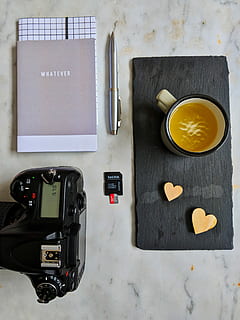 nero, fotocamera dslr, scheda di memoria sandisk, grigio, qualunque cosa, libro, tè, distesa piatta, telecamera, SanDisk, tecnologia, natura morta, tavolo, in casa, direttamente sopra, macchina fotografica - attrezzatura fotografica, nessuno, comunicazione, temi fotografici, cibo e bevande, vista dall'alto, bere, testo, avvicinamento, cibo, pubblicazione, attrezzatura fotografica, freschezza, rinfresco, Camera digitale, 2K, CC0, dominio pubblico, privo di copyright