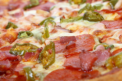 pizza al salame piccante, americano, Bacon, pane, formaggio, consegnare, consegna, dieta, Impasto, cibo, fresco, bene, verde, grigliato, prosciutto, Salute, salutare, erbe aromatiche, caldo, jalapeno, perdita, macro, carne, Mozzarella, naturale, nutrizione, arancia, biologico, Pepe, peperoni, Pizza, rosso, ristorante, salame, fetta, spezie, speziato, a strisce, estate, pomodoro, pomodori, peso, sano, giallo, cibo e bevande, verdura, freschezza, fotogramma intero, prodotto caseario, sfondi, carne lavorata, Maiale, messa a fuoco selettiva, nessuno, cibo italiano, in casa, avvicinamento, 2K, CC0, dominio pubblico, privo di copyright