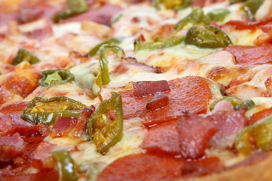 pizza de pepperoni, americà, bacó, pa, formatge, de formatge, lliurar, lliurament, dieta, massa, menjar, fresc, bo, verd, a la graella, pernil, salut, saludable, herbes, calenta, jalapeno, pèrdua, macro, carn, mozzarella, natural, nutrició, taronja, orgànic, pebre, pepperoni, pizza, vermell, restaurant, salami, tall, espècies, picant, ratllat, estiu, tomàquet, tomàquets, pes, groc, menjar i beguda, vegetals, frescor, marc complet, producte diari, fons, carn processada, carn de porc, enfocament selectiu, cap gent, menjar italià, a l'interior, primer pla, 2K