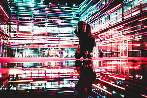 persona, in ginocchio, dentro, costruzione, silhouette, uomo, indossare, casco, seduta, terra, luce al neon, riflessione, accovacciarsi, posa, in piedi, illuminato, una persona, persone reali, architettura, lunghezza intera, struttura costruita, stili di vita, uomini, in casa, tre quarti, adulto, attività di svago, donne, abbigliamento casual, notte, retrovisore, rosso, movimento, composito digitale, 8K, CC0, dominio pubblico, privo di copyright