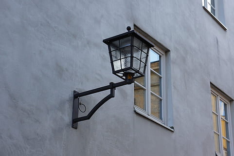 lanterne, vindue, facade, historisk, hjem, arkitektur, bygning udvendig, bygget struktur, belysningsudstyr, murbygningsfunktion, lav vinkel visning, bygning, gadebelysning, ingen mennesker, dag, elektrisk lampe, udendørs, gade, elektrisk lys, lys, overvågningskamera, monteret, overvågning, 4K, CC0, offentligt domæne, royaltyfrie