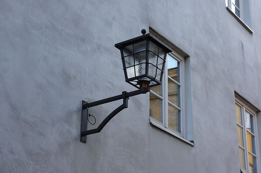 lanterne, vindue, facade, historisk, hjem, arkitektur, bygning udvendig, bygget struktur, belysningsudstyr, murbygningsfunktion, lav vinkel visning, bygning, gadebelysning, ingen mennesker, dag, elektrisk lampe, udendørs, gade, elektrisk lys, lys, overvågningskamera, monteret, overvågning, 4K