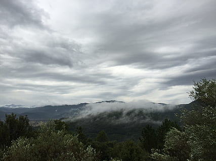 Wolken, Bergspitze, Wald, Baum, wolke - himmel, Pflanze, Schönheit in der Natur, Szenen - Natur, Himmel, ruhige Szene, Ruhe, Berg, Natur, Nicht-städtische Szene, keine Leute, Tag, Umgebung, Wachstum, idyllisch, Landschaft, Gebirge, draußen, 2K, CC0, gemeinfrei, lizenzfrei