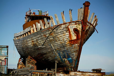 braun, rot, Boot, neben, intermodal, Container, verlassen, gebrochen, zerstört, alt, Rost, rostig, Schiff, Schiffswrack, Wrack, Wasserfahrzeug, Transport, Himmel, Transportmittel, Metall, keine Leute, obsolet, beschädigt, Verschlechterung, Tag, verwittert, Ablehnen, heruntergewirtschaftet, klarer Himmel, Natur, draußen, ruiniert, 2K, CC0, gemeinfrei, lizenzfrei