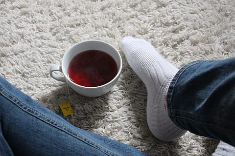 tee, brechen, Teppich, bewusst, Auszeit, meditativ, Getränk, Hitze - Temperatur, Tasse, Jeans, Nahansicht, Tee - heißes Getränk, Entspannung, Essen und Trinken, Wein, Alkohol, Tag, menschliches Körperteil, eine Person, Erwachsene, Körperteil, menschliches Bein, niedriger Abschnitt, Frau, menschlicher Fuß, Becher, Erfrischung, drinnen, Legere Kleidung, Freizeitbeschäftigung, Socke, warme Kleidung, menschliches Glied, Teetasse, 2K, CC0, gemeinfrei, lizenzfrei