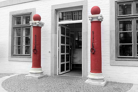 säulenartig, Fesseln, Ketten, Pranger, nicht-, angekettet, erwischt, rot, historisch, Niedersachsen, celle, Halleneingang, die Architektur, Gebäudehülle, gebaute Struktur, Gebäude, Eingang, Stadt, Tür, Tag, keine Leute, Sicherheit, Straße, draußen, Schutz, Fenster, Feier, Haus, Lichtanlage, Telefon, 1080P, CC0, gemeinfrei, lizenzfrei
