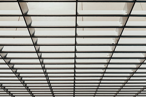 hvid, metal loft ramme, venetianske persienner, mønster, lys, bygning, repetitive, vindue, fuld ramme, baggrunde, ingen mennesker, arkitektur, bygget struktur, indendørs, loft, gentagelse, design, lav vinkel visning, dag, metal, glas - materiale, geometrisk form, arkitektoniske træk, form, tæt på, i en række, tag, tagvindue, arkitektur og kunst, sølvfarvet, 5K, CC0, offentligt domæne, royaltyfrie