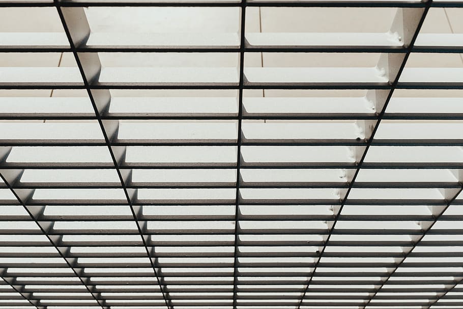 hvid, metal loft ramme, venetianske persienner, mønster, lys, bygning, repetitive, vindue, fuld ramme, baggrunde, ingen mennesker, arkitektur, bygget struktur, indendørs, loft, gentagelse, design, lav vinkel visning, dag, metal, glas - materiale, geometrisk form, arkitektoniske træk, form, tæt på, i en række, tag, tagvindue, arkitektur og kunst, sølvfarvet, 5K