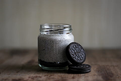 oreo cookie, bottiglia di vetro, superficiale, fotografia a fuoco, Due, biscotti al cioccolato, pendente, chiaro, oreo, biscotto, contenitore, dolce, bicchiere, vaso, legno - materiale, in casa, cibo e bevande, concentrarsi sulle conoscenze acquisite, nessuno, avvicinamento, latte, sale - condimento, cibo, vetro - materiale, stagionatura, saliera, tavolo, bere, natura morta, mangiare sano, benessere, freschezza, rinfresco, 4K, CC0, dominio pubblico, privo di copyright