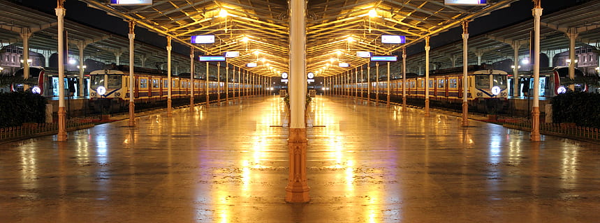 person, stående, Brun, platform, tog, togstation, tom, station, rejse, jernbane, transportmidler, transportere, Europa, vogn, årgang, by-, forretning, arkitektur, nat, belyst, afspejling, indendørs, gulve, bygning, belysningsudstyr, ingen mennesker, bygget struktur, trægulv, hjemlige værelse, våd, fravær, lys - naturligt fænomen, faldende perspektiv, skinnende, lys, 8K, CC0, offentligt domæne, royaltyfrie