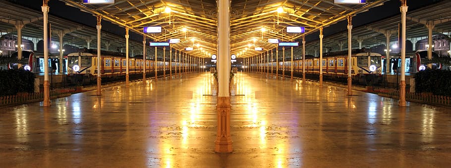 persona, de peu, marró, plataforma, tren, estació de tren, buit, estació, viatjar, ferrocarril, transport, rail, europa, viatge, vagó, vintage, urbà, negocis, arquitectura, nit, il·luminat, reflexió, a l'interior, sòls, edifici, equips d’il·luminació, cap gent, estructura construïda, terres de fusta dura, habitació domèstica, humit, absència, llum - fenomen natural, perspectiva decreixent, brillant, llum, 8K