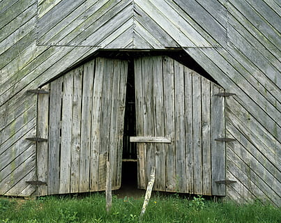 granero, antiguo, erosionado, rústico, vendimia, rural, país, de madera, granja, madera, textura, puertas, pasado, Envejecido, edificio, material de madera, estructura construida, arquitectura, exterior del edificio, día, nadie, naturaleza, hierba, al aire libre, campo, tierra, edificio agricola, asiento, planta, casa, Entrada, cabina, 5K, CC0, dominio público, libre de derechos