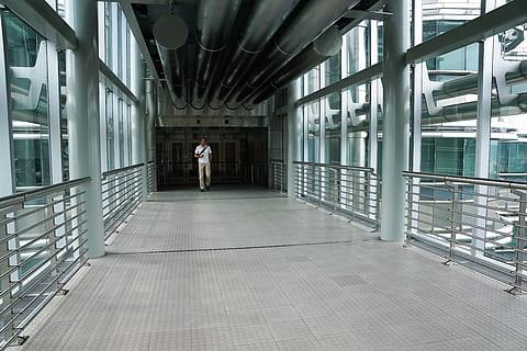 inden for, arkitektur, vindue, glas, vandret, Selskab, tæppe, moderne, etage, nutidige, værelse, ekspression, fravær, support, industri, en person, fuld længde, voksen, bygget struktur, rigtige mennesker, indendørs, ung voksen, stående, bygning, arkitektoniske kolonne, rækværk, livsstil, forfra, herrer, afslappet tøj, dag, fritidsaktivitet, unge mænd, loft, 5K, CC0, offentligt domæne, royaltyfrie