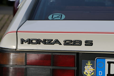auto, vecchi tempi, opel, classico, settore automobilistico, veicoli, pkw, auto passeggeri, auto d'epoca, Opel Monza, testo, comunicazione, sceneggiatura occidentale, modo di trasporto, architettura, nessuno, mezzi di trasporto, cartello, esterno dell'edificio, veicolo terrestre, giorno, trasporto pubblico, città, all'aperto, vetro - materiale, rosso, avvicinamento, struttura costruita, lettera maiuscola, 5K, CC0, dominio pubblico, privo di copyright