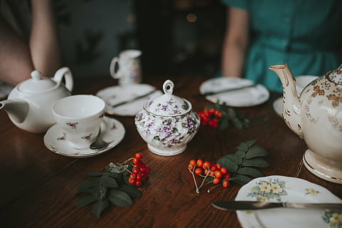 cerámico, tazas, beber, mostrada, mesa, vajilla, té, tetera, madera, vaso, bebida caliente, té - bebida caliente, comida y bebida, taza de te, jarra, adentro, cerámica, comida, porcelana, te de la tarde, una persona, sección en medio, adulto, de cerca, patrón floral, antiguo, 2K