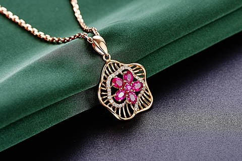 de couleur dorée, violet, pendentif pierre précieuse, bijoux, rubis, pendentif, richesse, fermer, couleur verte, luxe, personne, mode, textile, Collier, nature morte, prise de vue en studio, gemme, à l'intérieur, brillant, diamant - pierre précieuse, objet unique, accessoire personnel, orné, couleur or, Une pierre précieuse, frais, motif floral, 2K, CC0, domaine public, libre de droits