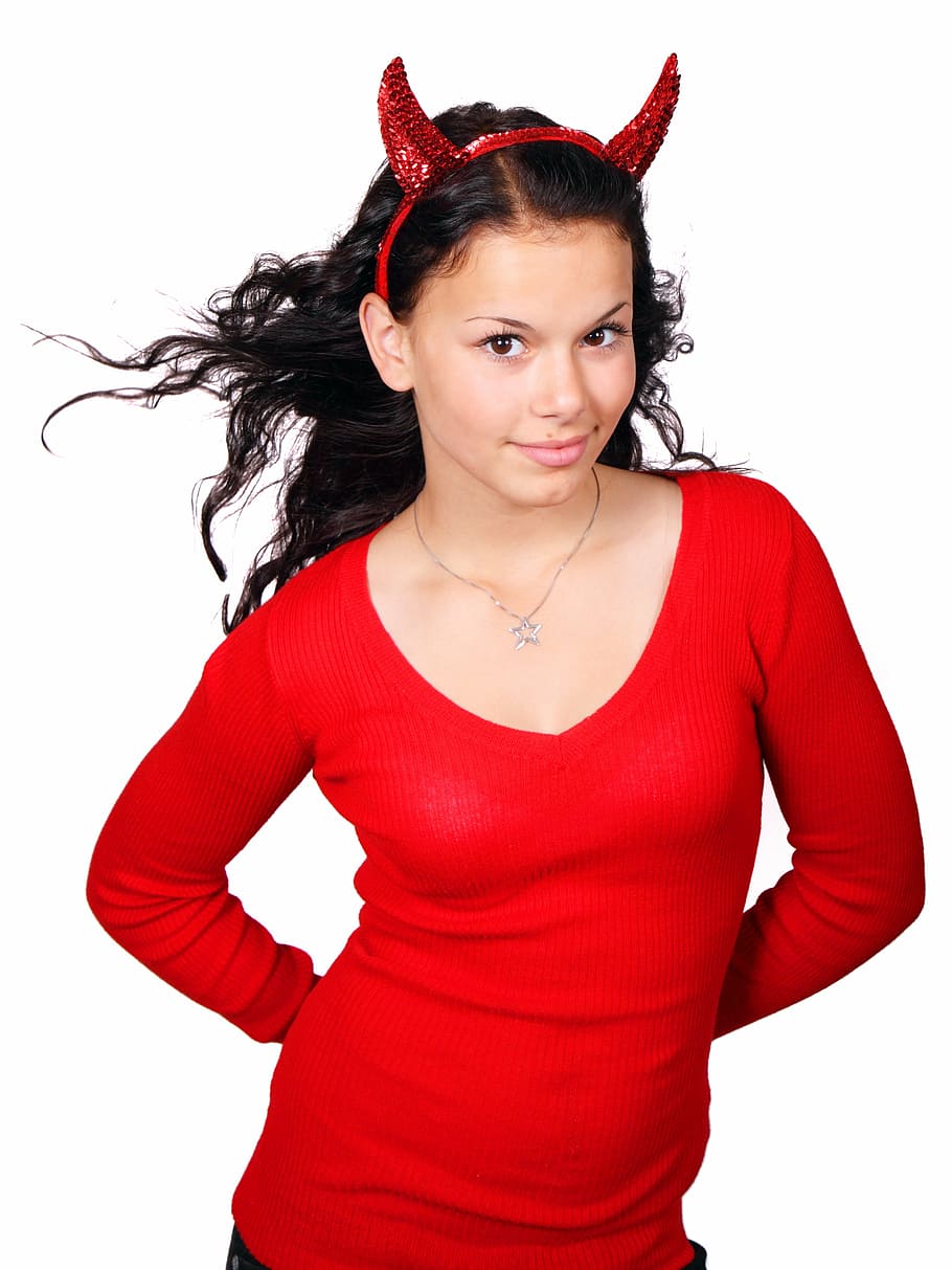 dona, vermell, samarreta coll escot, diable alice band, disfressa, dimoni, diable, cara, femella, noia, Halloween, infern, banya, encantador, bonic, somrient, blanc, dones, jove, femelles, gent, ètnia caucàsica, una persona, bellesa, tir de l'estudi, fons blanc, mirant la càmera, retrat, vista frontal, tallar, a l'interior, cintura cap amunt, adult jove, adult, estils de vida, cabell, roba, roba casual, de peu, dones joves, pentinat, dona guapa, 4K