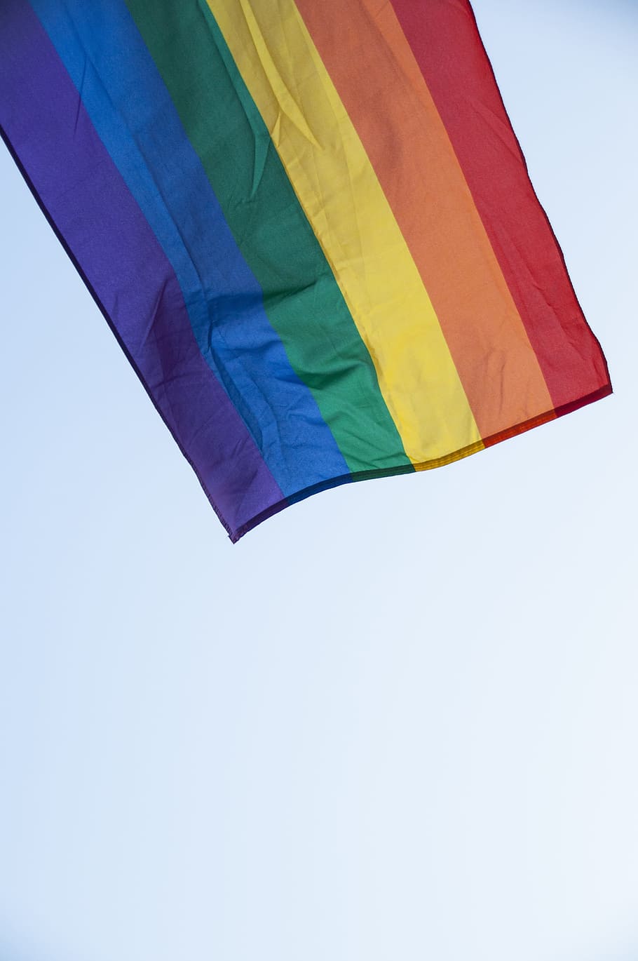 bandera arc de Sant Martí, orgull, bandera, arc de Sant Martí, símbol, llibertat, orgull, bandera, dom, lgbt, homosexual, gai, lesbiana, ratlles, comunitat, celebració, colorit, vent, color, juny, cel, blau, viva, explorar, vibrant, extravagant, la vida, tèxtil, a l'aire lliure, multicolor, vista d’angle baix, cel clar, còpia espai, naturalesa, cap gent, medi ambient, dia, el patriotisme, vermell, 4K