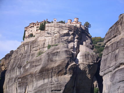 meteora, monastero, montagne, Inquadratura dal basso, roccia, cielo, scogliera, natura, solido, formazione rocciosa, giorno, montagna, roccia - oggetto, architettura, storia, struttura costruita, il passato, terra, all'aperto, viaggio, cielo sereno, esterno dell'edificio, nessuno, alto, formazione, 2K, CC0, dominio pubblico, privo di copyright