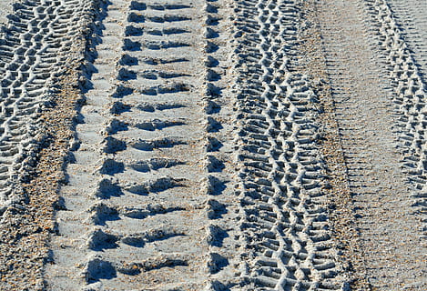 nærbilde fotografering, sanden, dekkspor, design, mønster, spor, abstrakt, strand sand, sand, lastebil, bil, skrive ut, kjøretøy, hjul, ingen, slitebane, omriss, bakgrunn, full ramme, ingen folk, dag, høy vinkel visning, bilspor, natur, vinter, kaldtemperatur, snø, felt, land, nærbilde, utendørs, dekk, jordbruk, på rad, 4K, CC0, offentlig domene, opphavsrett gratis