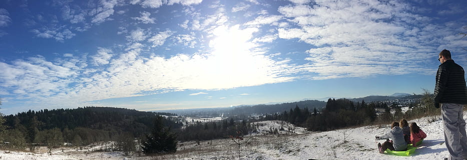 Schnee, Panorama-, Himmel, Winter, Panorama, Natur, Berg, kalt, draußen, Reise, Wald, Hügel, Blau, sonnig, Frost, horizontal, Wolken, Landschaft, Kinder, Rodeln, Mann, kalte Temperatur, Baum, Freizeitbeschäftigung, Erwachsene, wolke - himmel, eine Person, Urlaub, Urlaube, Abenteuer, Schönheit in der Natur, Ausflug, Gebirge, Freiheit, warme Kleidung, 5K, CC0, gemeinfrei, lizenzfrei