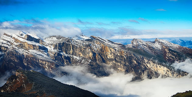 skyer, blå himmel, alpine, bjerg, scenics - natur, miljø, himmel, skønhed i naturen, landskab, sky - himmel, jord, natur, tåge, sne, bjergkæde, bjergtop, blå, kold temperatur, vinter, rejse, sociale problemer, cloudscape, udendørs, ingen mennesker, snedækket bjerg, 5K, CC0, offentligt domæne, royaltyfrie