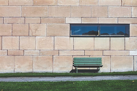 verde, di legno, panchina, parete, panchina del parco, beige, Skogskyrkogården, finestra, sentiero, erba, all'aperto, nessuno, mattone, architettura, fotogramma intero, giorno, struttura costruita, caratteristica della parete, esterno dell'edificio, posto a sedere, costruzione, vuoto, natura, assenza, luce del sole, pianta, colore verde, 4K, CC0, dominio pubblico, privo di copyright