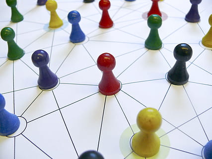 close-up foto, Chinees geruit stuk in verschillende kleuren, boord, netwerken, netwerk, spel karakters, lijnen, verbindingen, interfaces, verbonden, verbinding, contact, samen, controle Centrum, samenwerking, met elkaar, verdeler, verhouding, digitaal, globaal, gegevensverwerking, computer, points, relatienetwerk, computer moederbord, circuits, systeem, technologie, geen mensen, binnenshuis, grote groep objecten, stilleven, hoge hoekmening, selectieve aandacht, detailopname, keuze, multi gekleurd, vrijetijdsbesteding, variatie, vrijetijdsspellen, focus op de voorgrond, patroon, spel, ontspanning, geometrische vorm, witte kleur, draad, 2K, CC0, publiek domein, royaltyvrij