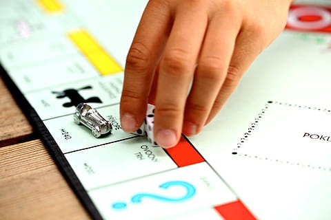persona, jugant, monopoli, celebració, fice, joc, diversió, mà humana, mà, part del cos humà, primer pla, gent, adult, bolígraf, anell, a l'interior, part del cos, dit, dit humà, joieria, enfocament selectiu, Finances, document, paper, taula, càlcul, 1080P, CC0, domini públic, lliure de regalies
