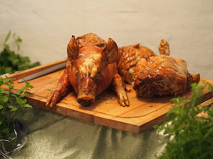 Ferkel, geröstet, Puffer, Unternehmen, Feier, Partyessen, Lebensmittel, Mahlzeit, Essen und Trinken, Frische, Fleisch, Stillleben, Schneidbrett, Nahansicht, Holz - Material, keine Leute, Tabelle, Wohlbefinden, drinnen, Fokus auf den Vordergrund, Hähnchen, Hühnerfleisch, gesundes Essen, selektiver Fokus, Tag, fertig für den Verzehr, Tablett, weißes Fleisch, 4K, CC0, gemeinfrei, lizenzfrei