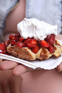 Erdbeerkuchen, Sahne, Backen, Beeren, verwischen, Frühstück, Kuchen, köstlich, Dessert, Lebensmittel, Früchte, Hand, hausgemacht, Erdbeeren, Süss, Süßigkeiten, Schlagsahne, eine Person, menschliche Hand, Essen und Trinken, Frische, menschliches Körperteil, halten, Genuss, echte Menschen, fertig für den Verzehr, Süßes Essen, Mittelteil, ungesunde Ernährung, Nahansicht, Fokus auf den Vordergrund, nicht erkennbare Person, Lebensstile, Versuchung, Finger, 1080P, CC0, gemeinfrei, lizenzfrei