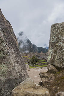 heiliges Tal, Menschen versammeln, Beton, Gebäude, entfernt, Berg, Rock, Wand, Stein, Wolke, Himmel, Tag, Natur, solide, Schönheit in der Natur, Szenen - Natur, ruhige Szene, keine Leute, Rock - Objekt, wolke - himmel, Nicht-städtische Szene, Ruhe, Umgebung, draußen, Gebirge, Landschaft, Land, Formation, alte Zivilisation, 4K, CC0, gemeinfrei, lizenzfrei
