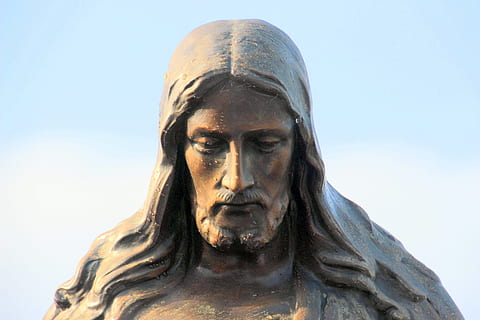 Jesus Christus Statue, tagsüber, Jesus Christus, Statue, Jesus, Christus, Schau runter, Tautropfen, Glauben, Symbol, Christentum, Religion, Gesicht, Friedhof, Menschen, draußen, Nur ein Mann, Nur Männer, nur für Erwachsene, Erwachsene, Soldat, Kopfschuss, Skulptur, Kunst und Handwerk, Himmel, menschliche Darstellung, Porträt, Nahansicht, klarer Himmel, Darstellung, männliche Ähnlichkeit, die Architektur, Vorderansicht, Geschichte, die Vergangenheit, Tag, Natur, 5K, CC0, gemeinfrei, lizenzfrei