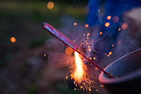 selektiv, fokus fotografering, lit, kinaputt, grunt, baby rakett, grunt fokus, fotografering, baby, rakett, brann - naturlig fenomen, flamme, varme - temperatur, brenning, gnister, natt, røyk - fysisk struktur, nærbilde, glødende, utendørs, belyst, Brann, selektiv fokusering, natur, bevegelse, ingen folk, fokusere på forgrunnen, skumring, sløret bevegelse, begivenhet, 2K, CC0, offentlig domene, opphavsrett gratis