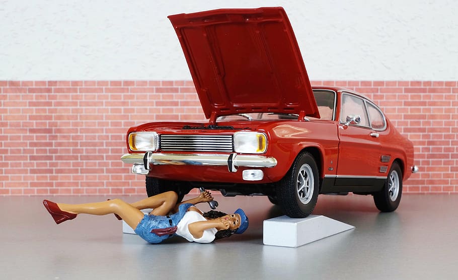 model auta, brod, ford capri, Modelka, mechanik, dílna, auto, oldtimer, hračky, sportovní auto, starý, Červené, motoristický sport, vozidlo, klasický, automobilového průmyslu, nostalgický, rarita, přeprava, vleže, jen dospělí, nehody a katastrofy, plná délka, poruchy vozidla, jedna osoba, pouze jeden muž, způsob dopravy, mladého dospělého, dospělý, motorové vozidlo, Mladá žena, retro stylu, uvnitř, ženy, pozemního vozidla, při pohledu na fotoaparát, den, cihlový, 4K