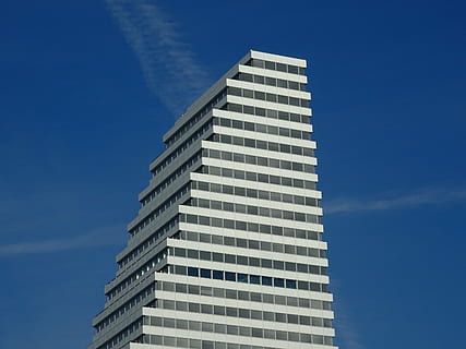 Wolkenkratzer, Turm, Himmel, Blau, Luxus, blauer Himmel, Weiß, die Architektur, Gebäude, Stadt, Aussicht, Wolken, Basel, Perspektive, Dächer, über den Dächern, Sehenswürdigkeiten, Achtung, Häuser, gebaute Struktur, Gebäudehülle, Bürogebäude außen, große Höhe, modern, Flachwinkelansicht, keine Leute, Büro, Natur, Tag, klarer Himmel, draußen, sonnig, Wohnung, 5K, CC0, gemeinfrei, lizenzfrei