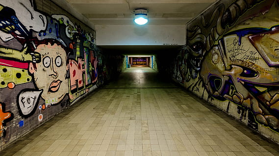 grafit, estació, passadís, graffiti, funció de construcció de parets, arquitectura, creativitat, art i artesania, il·luminat, cap gent, a l'interior, art de carrer, el camí a seguir, estructura construïda, multicolor, direcció, absència, sòls, sendera, equips d’il·luminació, paret, rajola, sòl de rajoles, sostre, mural, 4K, CC0, domini públic, lliure de regalies